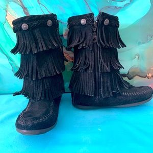 Children’s 3 Level Fringe Minnetonka boots size 11